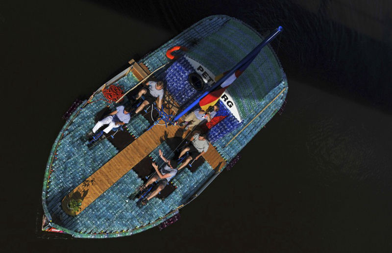 用塑料瓶DIY一艘船,并航行500英里--置顶表情